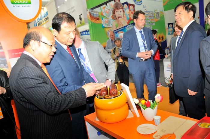 黑龍江省副省長孫堯與中國檢驗檢疫學會會長魏傳忠參觀荷蘭展團